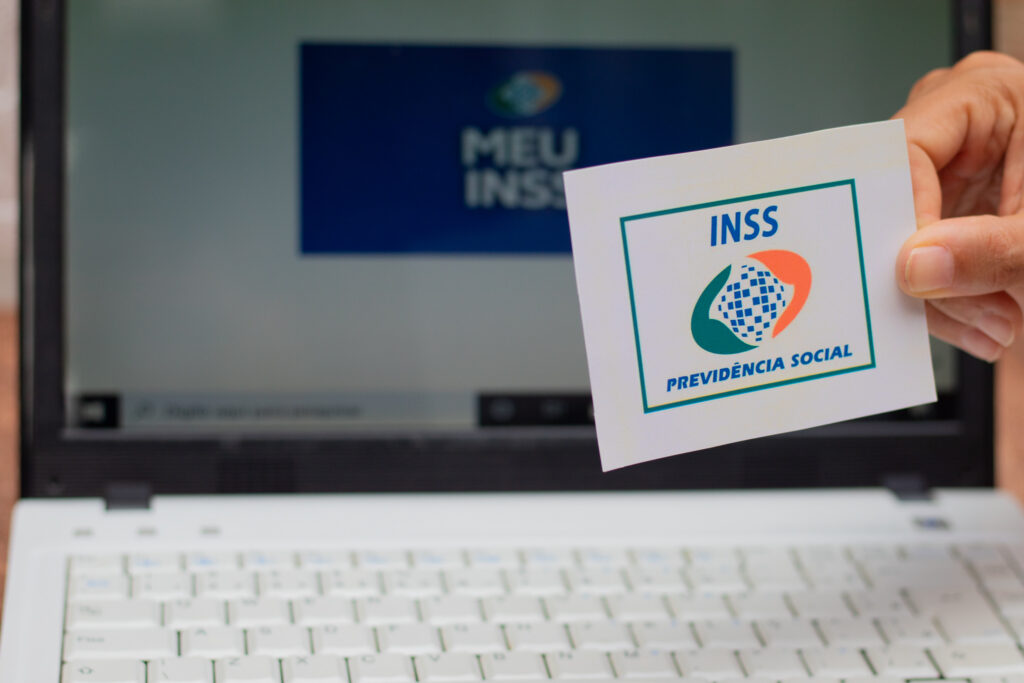 Aposentados, pensionistas e beneficiários do INSS.