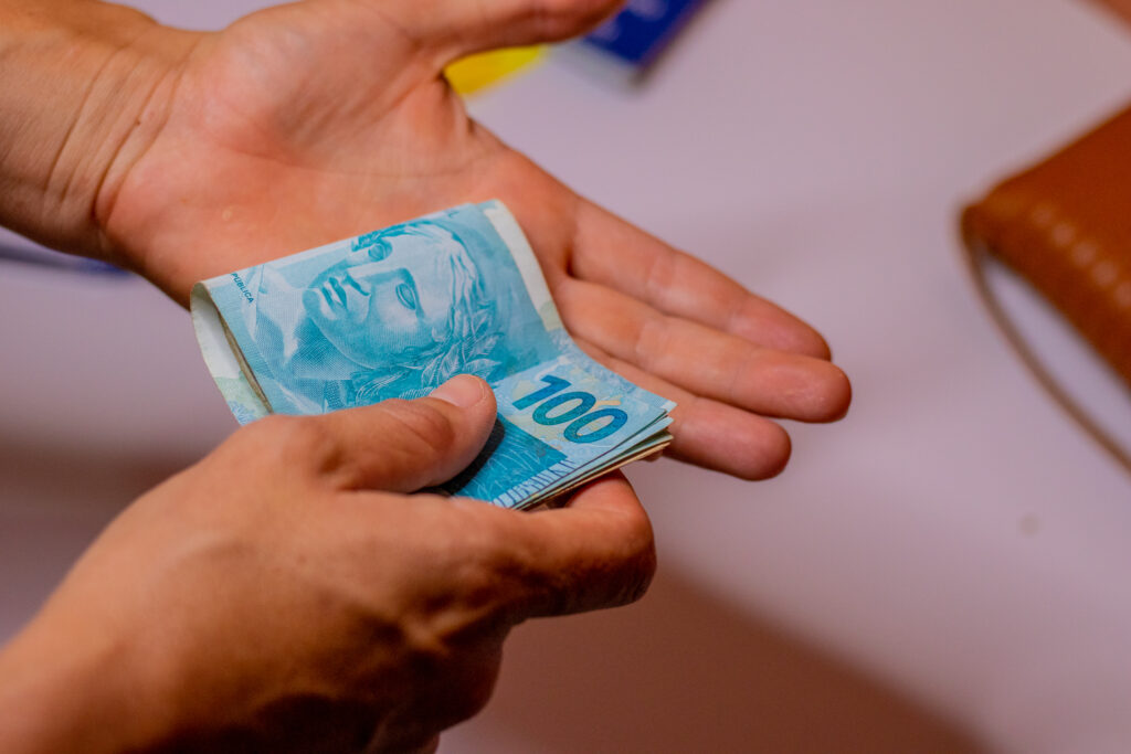 Auxílio.
