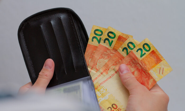 Dinheiro extra na carteira.