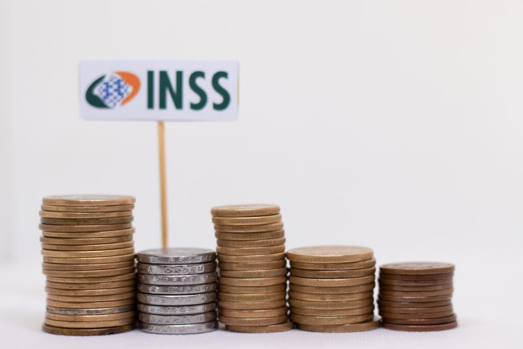 Combo de benefícios do INSS.