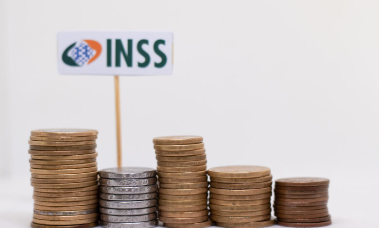 Combo de benefícios do INSS.