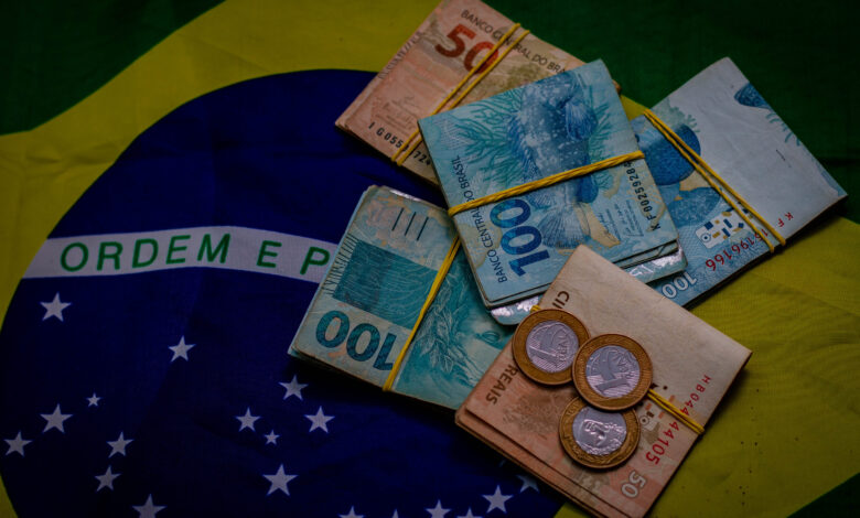 Dinheiro do governo.