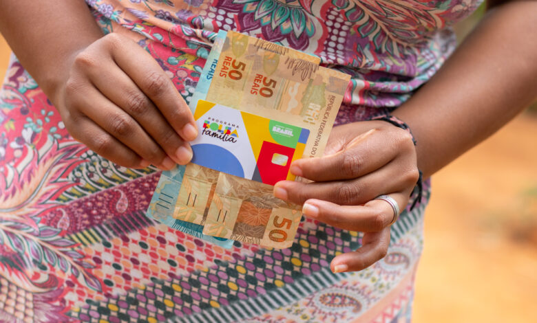 Bolsa família + extras de novembro.