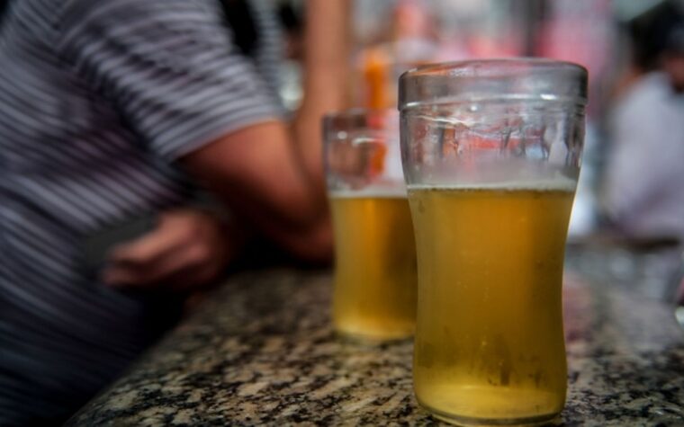 Especialistas alertam para riscos de cegueira com álcool e cigarro