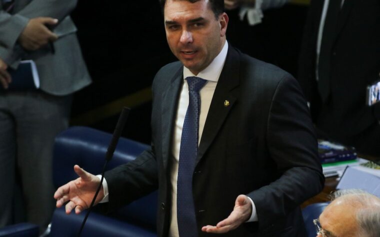 Defesa de Flávio Bolsonaro quis levar caso Dark Horse a Mendonça